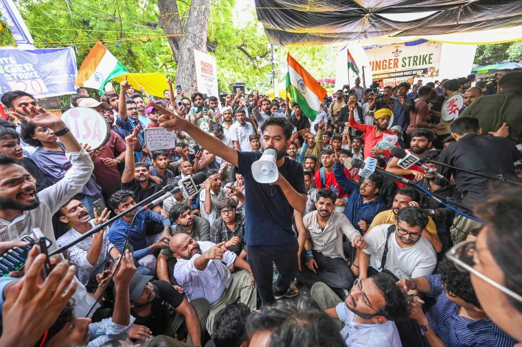 ভারতের রাজনীতিতে ‘তেলাপোকা’ ঝড়