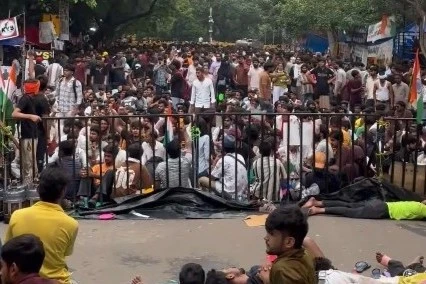 সকাল থেকে ভিড় বাড়ছে যন্তর মন্তরে, ৫ দফা দাবি রাহুলের, বিক্ষোভ বিদেশেও