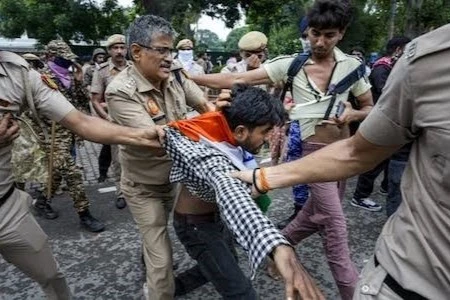 ভারতের বিভিন্ন রাজ্যে চলছে ধরপাকড়, উদ্বিগ্ন ‘ককরোচেরা’