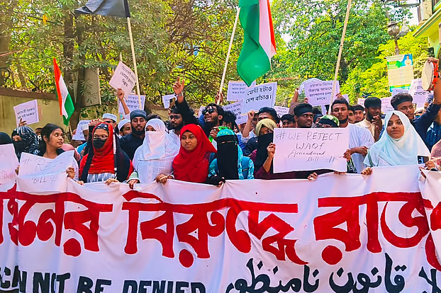 সংশোধিত ওয়াক্‌ফ আইন বাতিলের দাবিতে পশ্চিমবঙ্গজুড়ে বিক্ষোভ, সড়ক অবরোধ